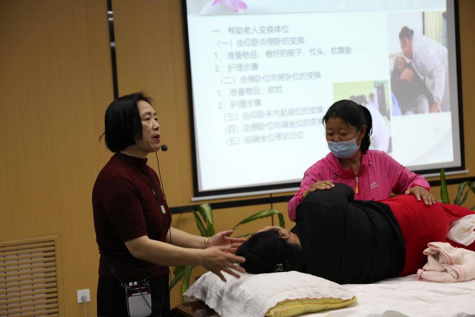 培訓(xùn)結(jié)業(yè)就地招聘<strong></p>
<p>職場(chǎng)招聘
</strong>，就業(yè)困難人員從課堂一步跨到職場(chǎng):職場(chǎng)招聘
