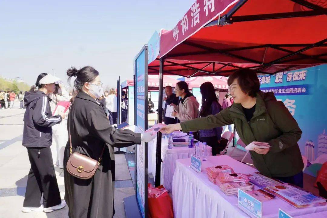 職場綻芳華 巾幗就業(yè)丨呼和浩特市婦聯(lián)為“高校畢業(yè)生巡回招聘會”添活力:職場招聘
